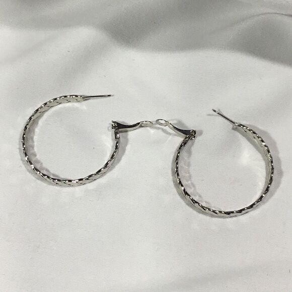 Flat & Twisted Hoops (UC3) - Picture 4 of 6